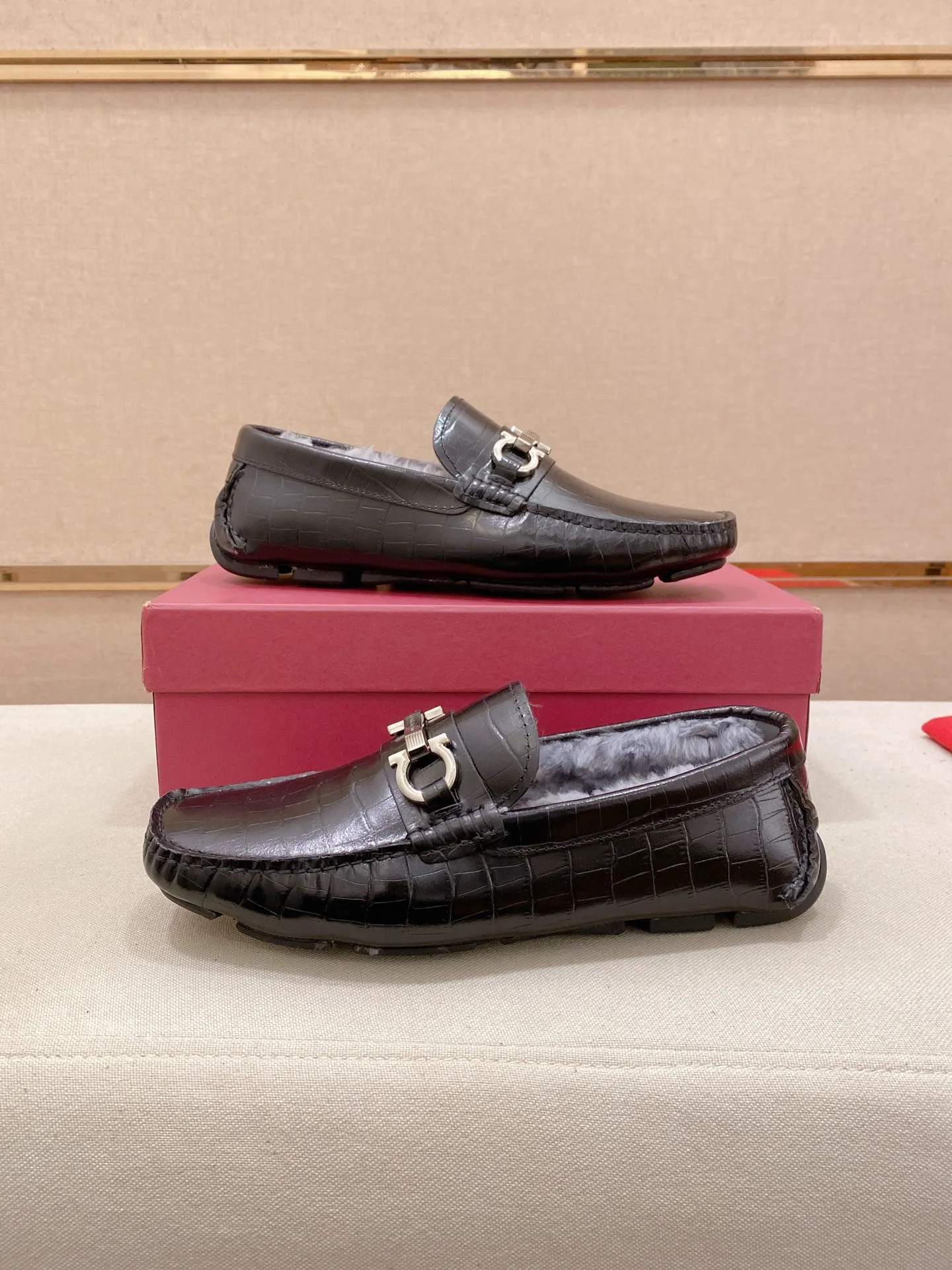 Factory price: 540💰High-end quality! Ferragamo🆕🆕Exclusive hot-selling products in stock🔥🔥New products on the shelves, high-quality Ferragamo men's pea shoes, high-end casual driving shoes, with complete packaging! 💪 💪 Material: imported first-layer cowhide 🐂 + imported high-quality wool lining + wear-resistant outsole 👍🏻👍🏻 Features: high-end and comfortable, purely handmade 🚀 🚀 Create the perfect shoes that suit you best 🔥 🔥 Size: (38-44) 45 standard size can be customized!